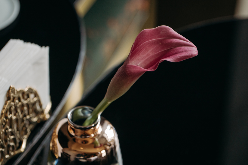 Fresh flowers in the interior of the Gvidon restaurant