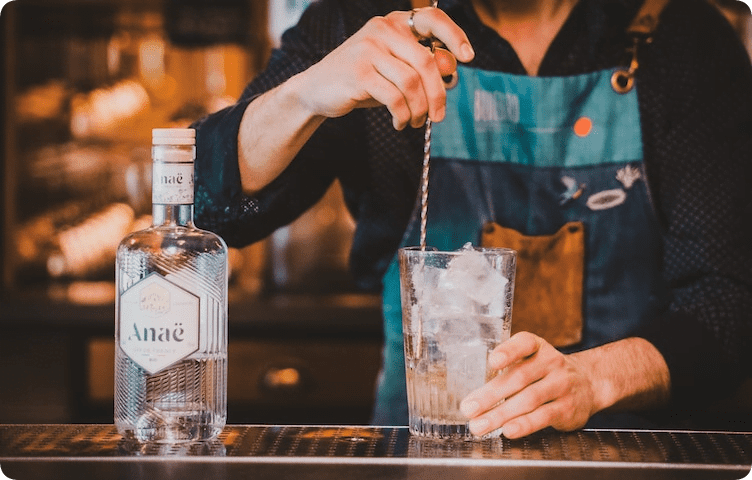 Features of serving in restaurants and bars