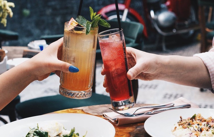 What drinks is the glass intended for?