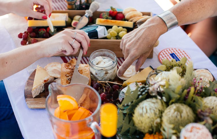 What to eat champagne according to etiquette